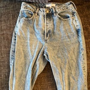Size  28 super cute raw cut jeans